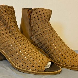 NWB Sbicca Alicita Tan Peep Toe Ankle Booties Sz 8